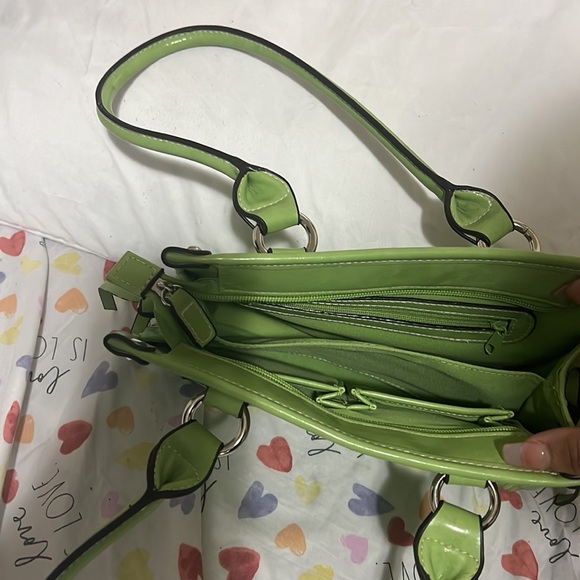 Es pequeña color verde muy bonita para combinar si está interesado cómpralo - Picture 4 of 17